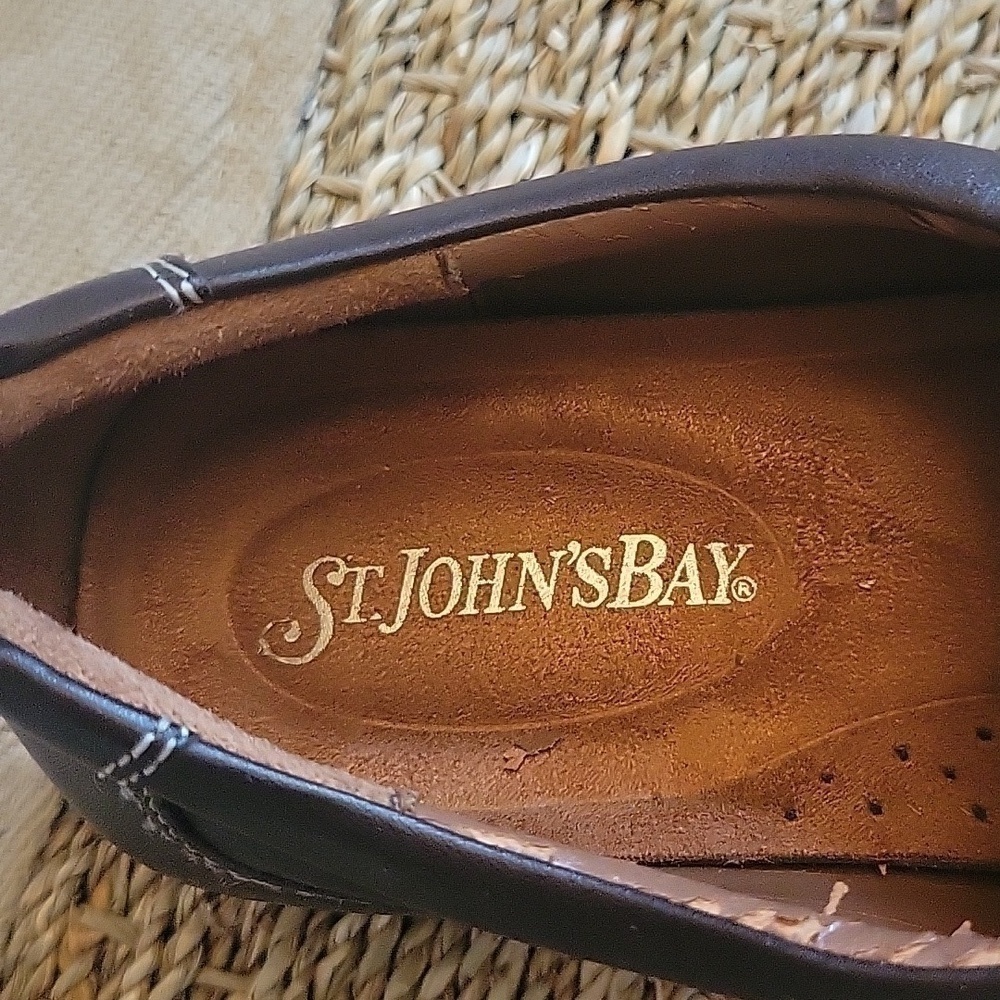 ST. JOHNS BAY leather shoes. Tan stitching. Great condtion size is 7.5. - Picture 7 of 7